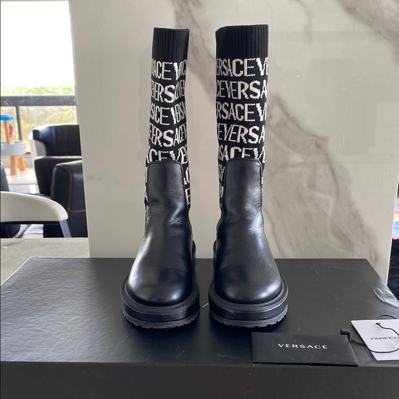 Versace Kids
logo-print knee-high boots - Picture 3 of 9